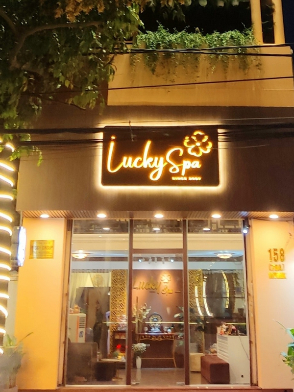 Không gian tại Lucky Spa Foot & Body Massage có thiết kế cổ điển 