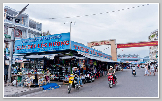 Cổng chính vào chợ Đầm Nha Trang